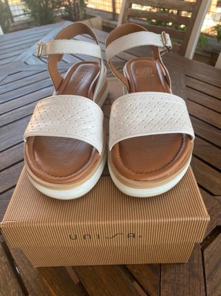 Sandalias Unisa Talla 38 Blancas y Marrones