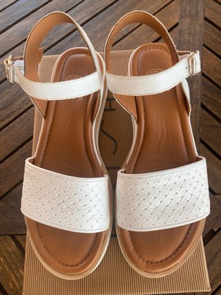 Sandalias Unisa Talla 38 Blancas y Marrones