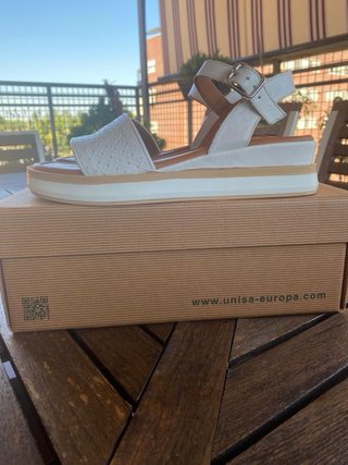 Sandalias Unisa Talla 38 Blancas y Marrones