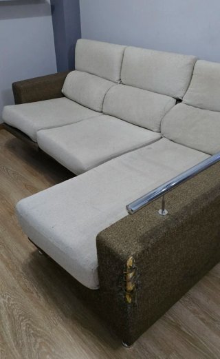 Sofá Cheslong beige y marrón de 2'45cm x 1'60cm.