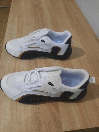 Zapatillas deportivas blancas y negras tallar 43