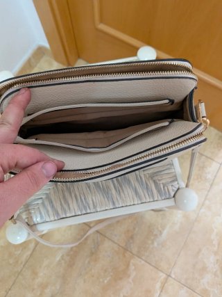 Bolso beige con detalles dorados