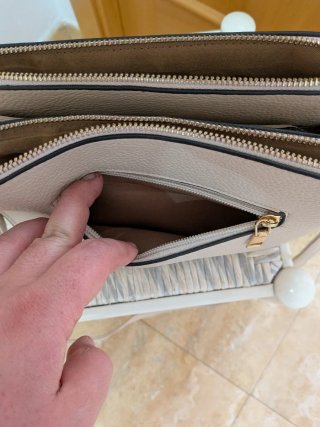 Bolso beige con detalles dorados
