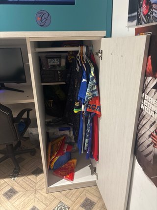 Cama alta con escritorio y armario