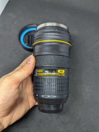 Tazza a forma di obiettivo Nikon con coperchio