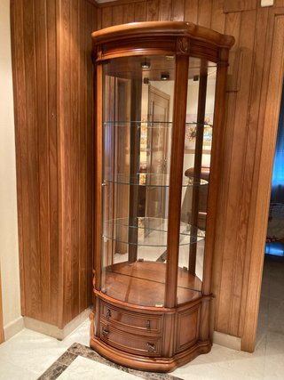 Vitrina de madera y cristal