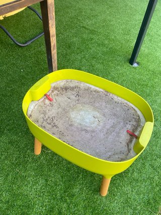 Vermicompostadora verde con patas de madera