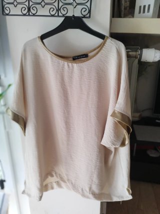 Top fluido beige y dorado