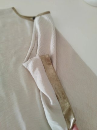 Top fluido beige y dorado