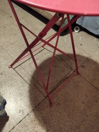 Mesa plegable metálica rosa con flores