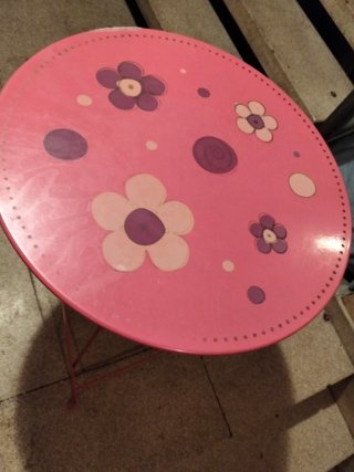 Mesa plegable metálica rosa con flores