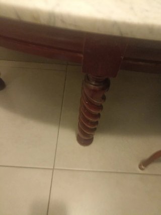 Mesa de centro blanca con tapa de cristal