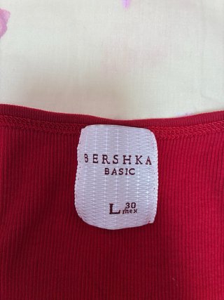 Camiseta tirantes Bershka roja talla L