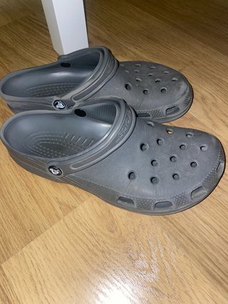 Crocs grises