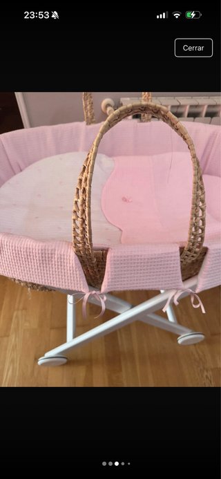 Cuna de mimbre para bebé color rosa