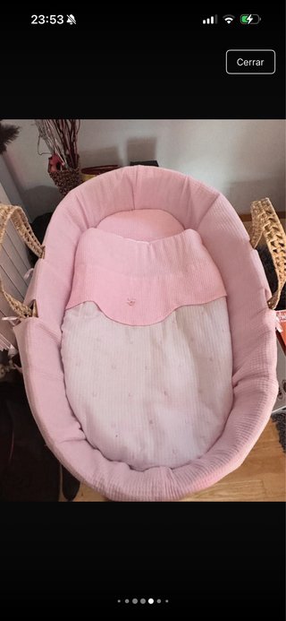 Cuna de mimbre para bebé color rosa