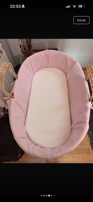 Cuna de mimbre para bebé color rosa