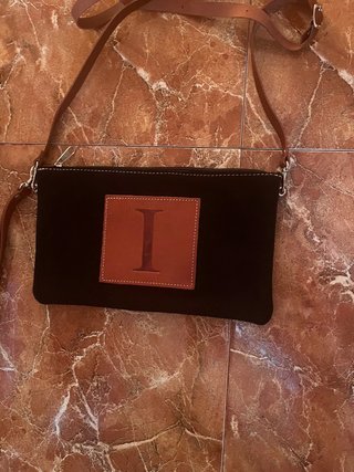 Bolso negro efecto ante con letra I correa larga