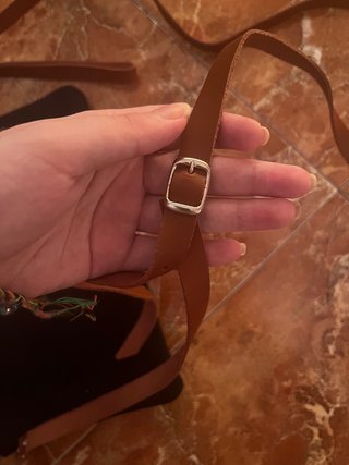 Bolso negro efecto ante con letra I correa larga