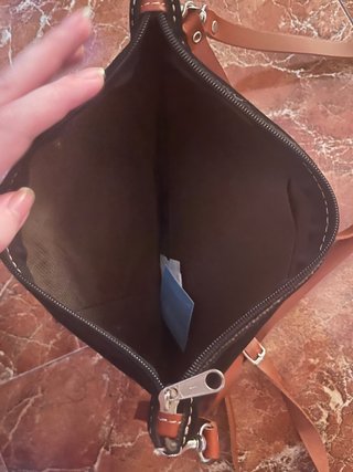 Bolso negro efecto ante con letra I correa larga