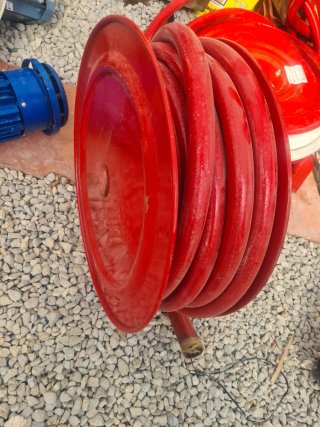Manguera roja enrollada