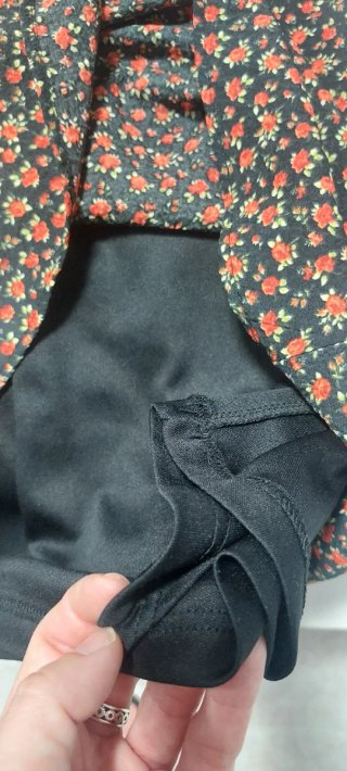 Vestido estampado flores negro y rojo