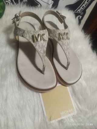 Sandalias Michael Kors Beige y Doradas