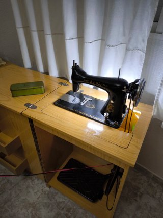 Máquina de coser Alfa con mueble