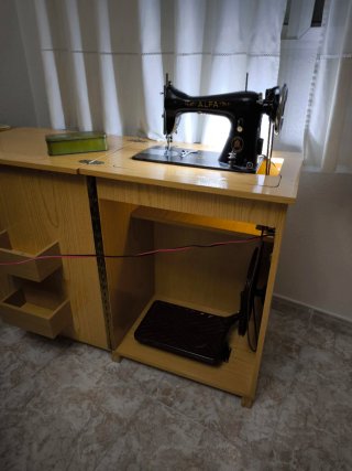 Máquina de coser Alfa con mueble
