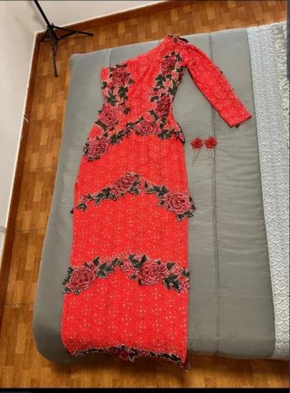 Vestido de fiesta rojo con pedrería