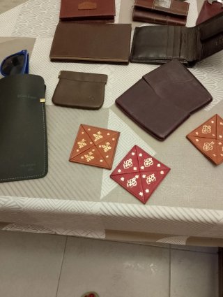 Lote de carteras y accesorios de piel