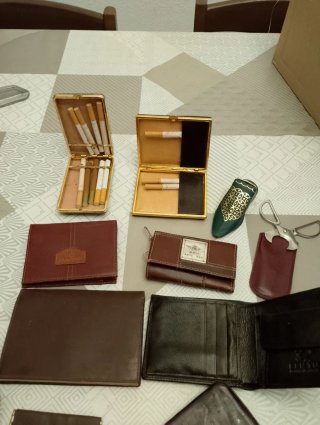 Lote de carteras y accesorios de piel