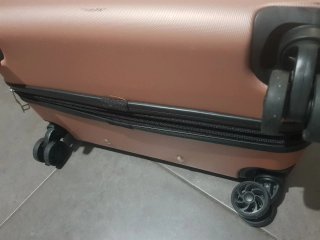 Maleta rosa de viaje
