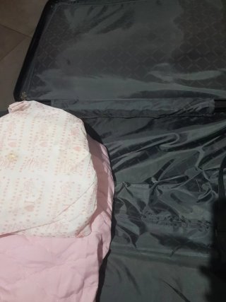 Maleta rosa de viaje