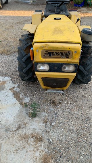 Tractor Pasquali 991E con remolque y gradas