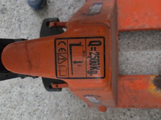 Traspaleta manual naranja 2500 kgs