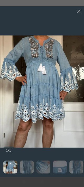 Vestido azul claro bordado