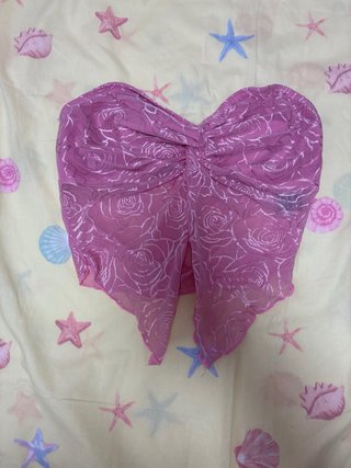Top rosa con estampado de rosas