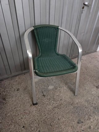 Mesa y sillas metálicas