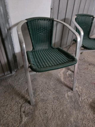 Mesa y sillas metálicas