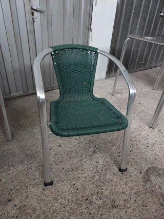 Mesa y sillas metálicas