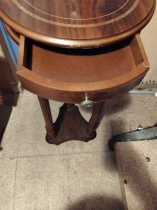 Mesa alta de madera con cajón