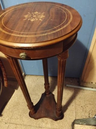 Mesa alta de madera con cajón