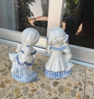 Figuras porcelana niño y niña con perros