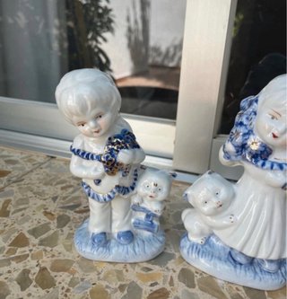 Figuras porcelana niño y niña con perros