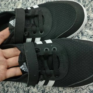Zapatillas Adidas Negras y Blancas