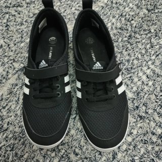 Zapatillas Adidas Negras y Blancas