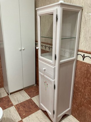 Vitrina de cristal y madera blanca