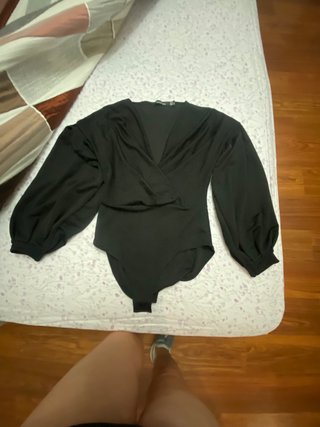 Blusa negra con delantera fruncida