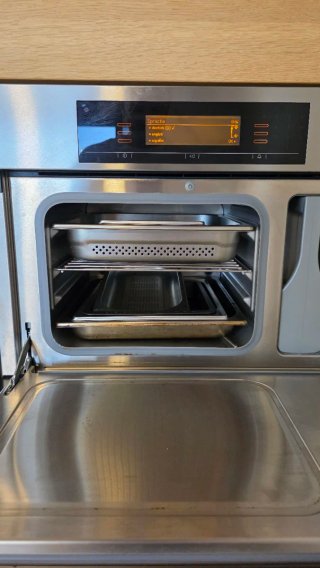 Es un horno de vapor Miele con función de horno